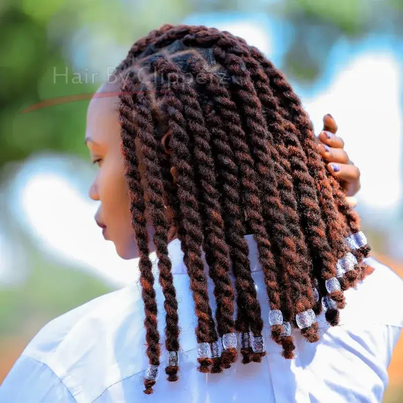 modèle de coiffure avec mèche 2024